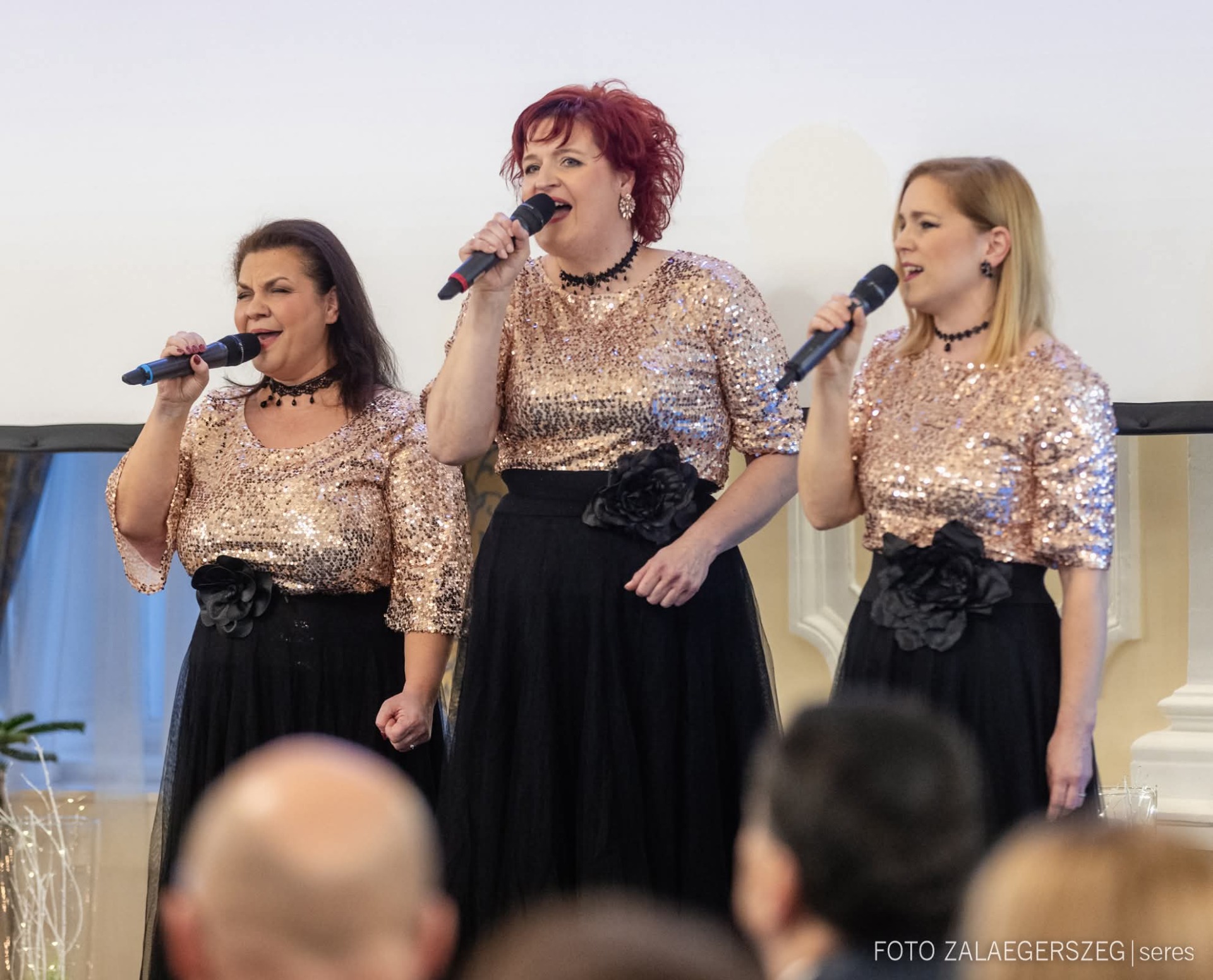 A Diamonds három énekese előadás közben